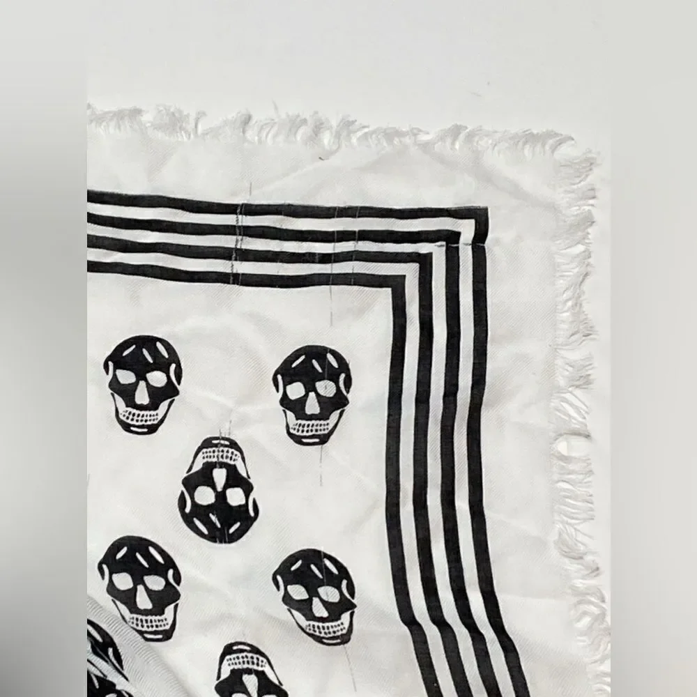 Alexander McQueen scarf in fabric with Skull print